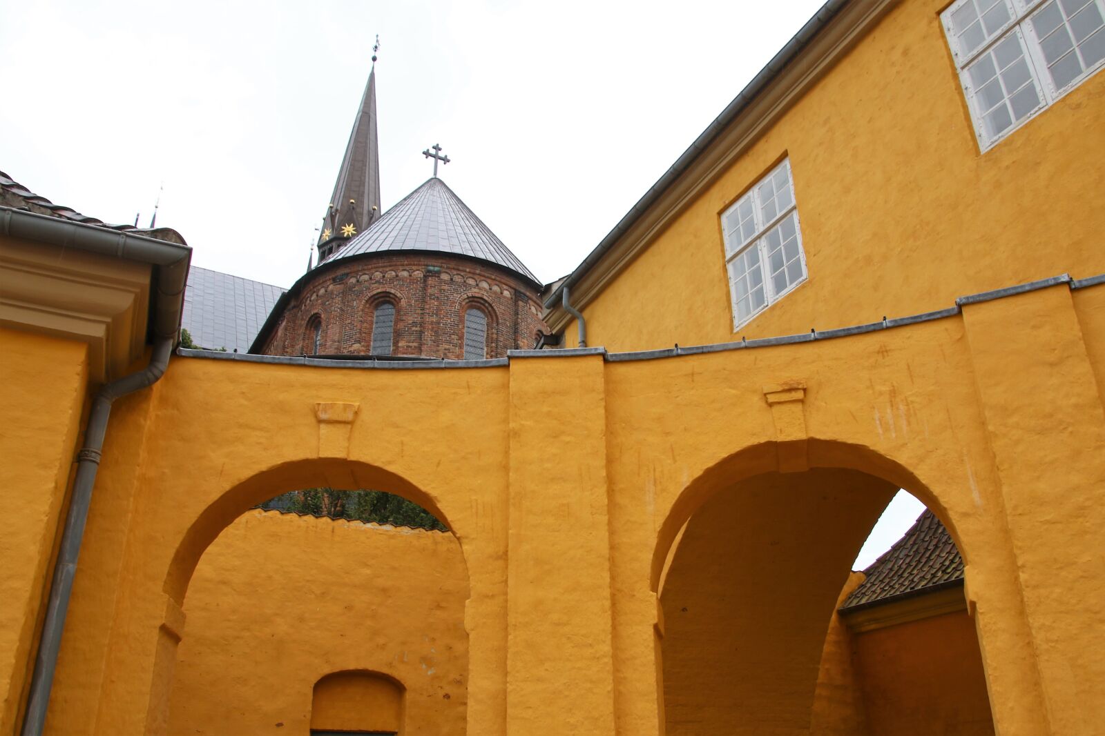 Canon EOS 7D Mark II sample photo. Arches, building, church, cross photography