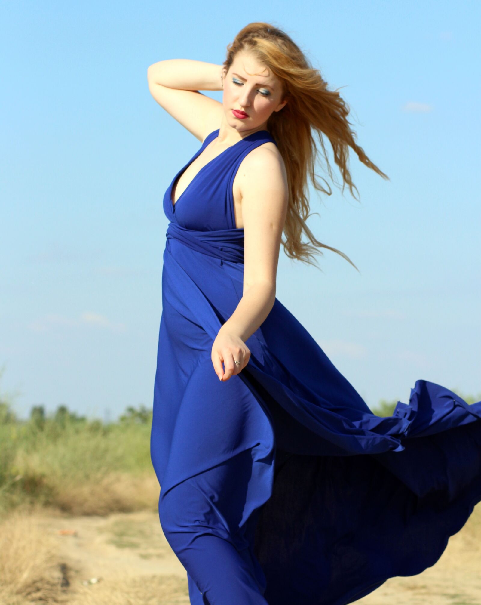 Canon EOS 700D (EOS Rebel T5i / EOS Kiss X7i) + Canon EF 85mm F1.8 USM sample photo. Girl, dress, blonde photography