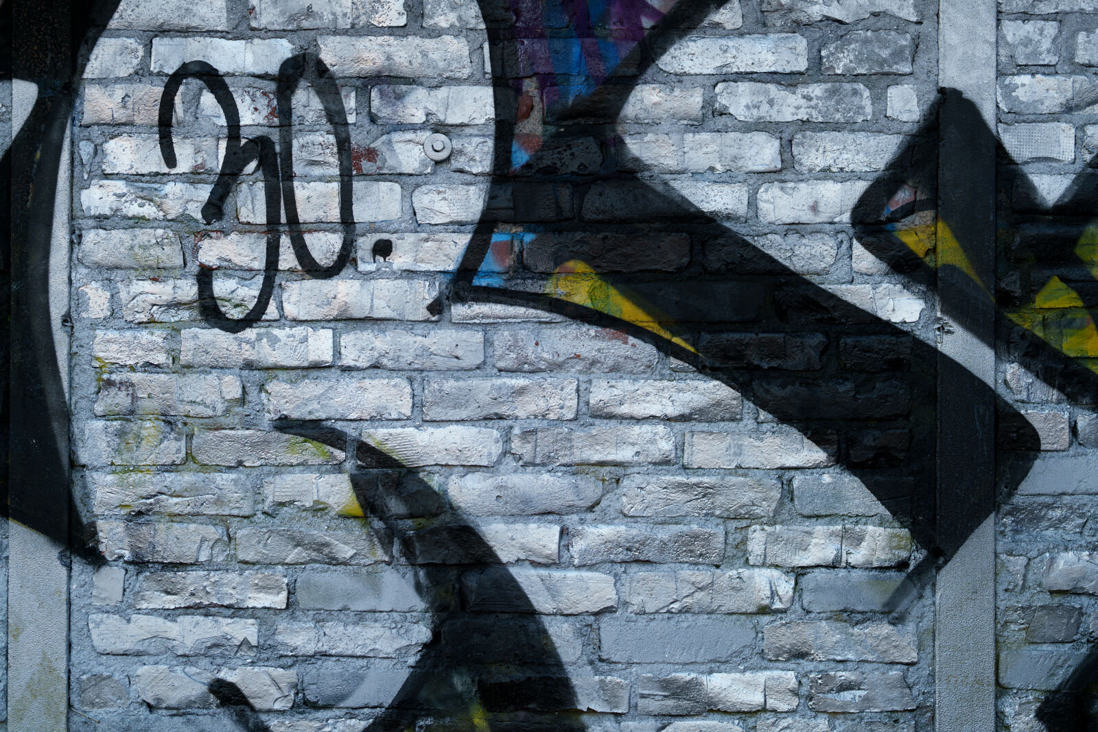 Sony FE 85mm F1.4 GM II sample photo. Brickwall graffiti photography