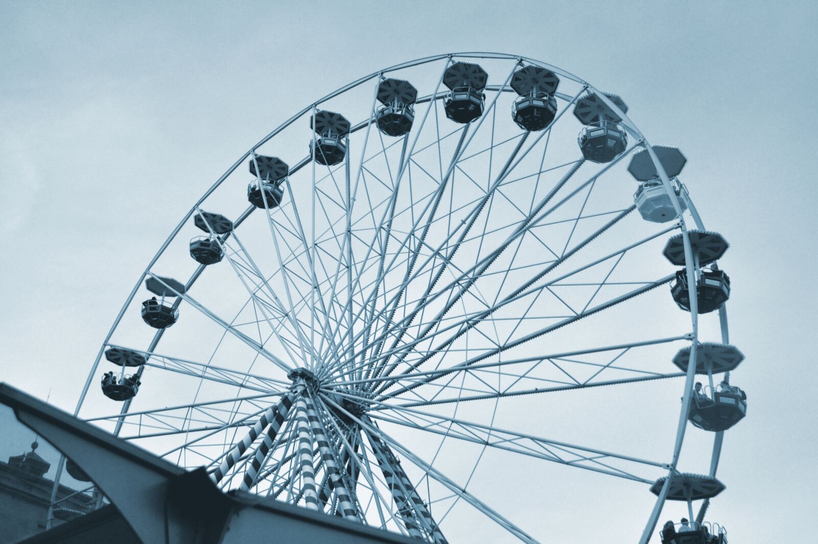 Nikon D90 sample photo. Ferris wheel, games, fairground photography