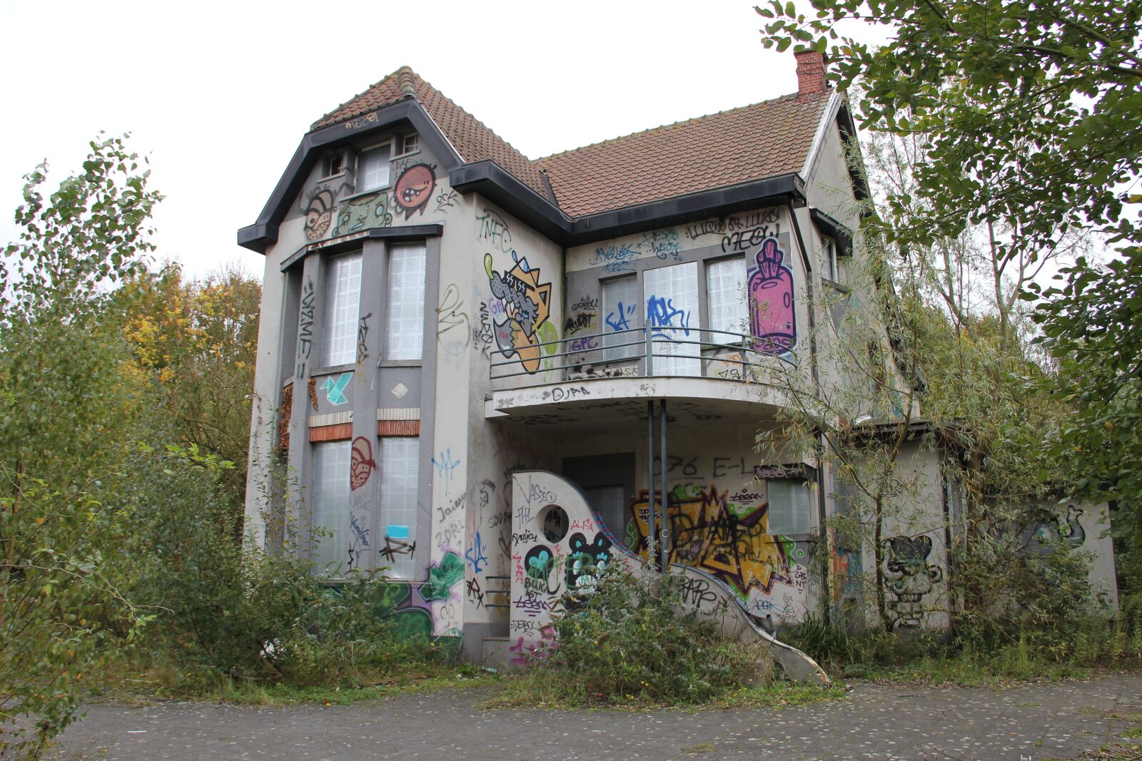 Canon EOS 550D (EOS Rebel T2i / EOS Kiss X4) sample photo. Architecture, house, old photography