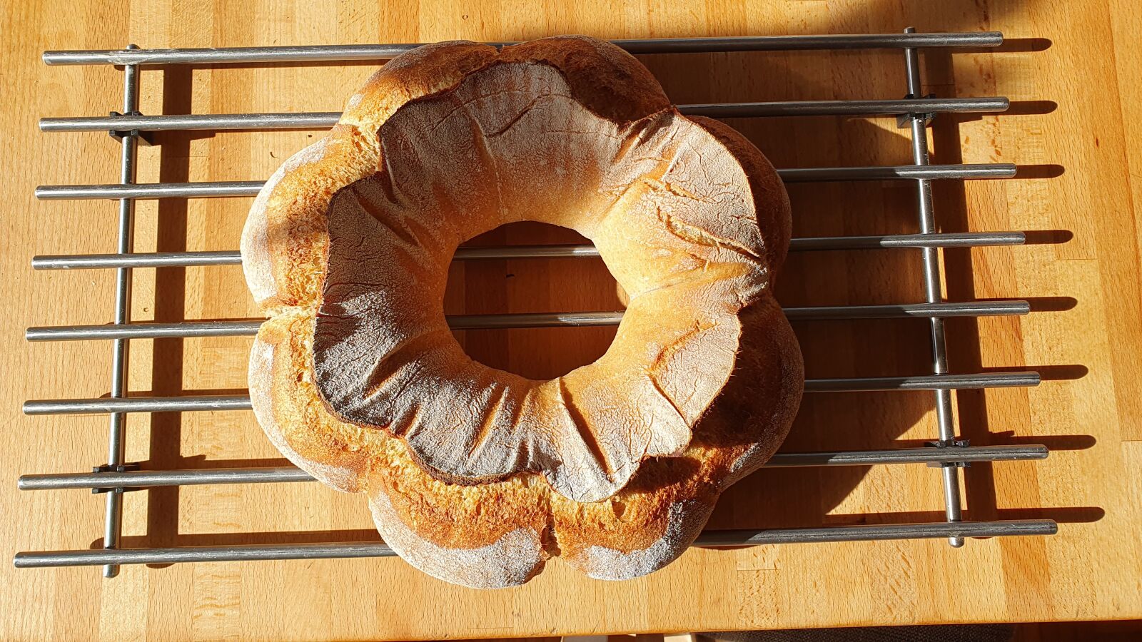 Samsung Galaxy S10e sample photo. Couronne, bread, bread wreath photography
