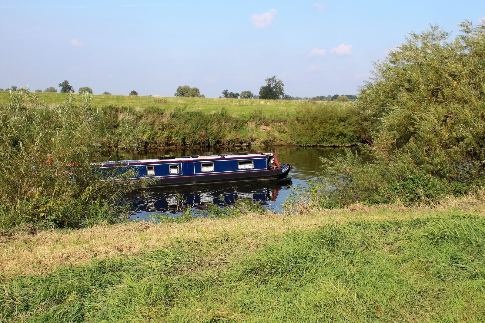 Canon EOS 100D (EOS Rebel SL1 / EOS Kiss X7) sample photo. River bank, barge, river photography