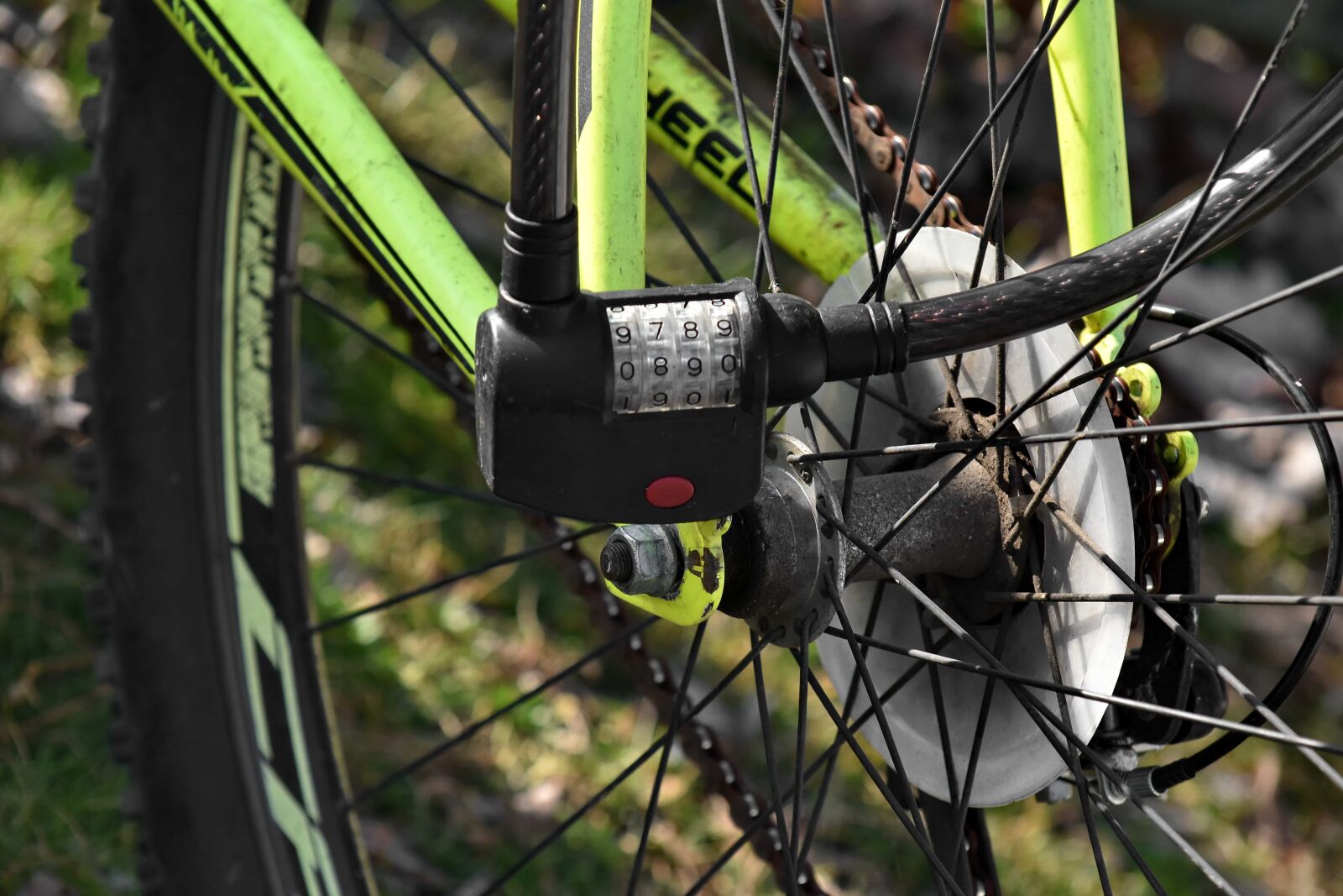 Nikon D5500 sample photo. Chain, lock, mountain bike photography