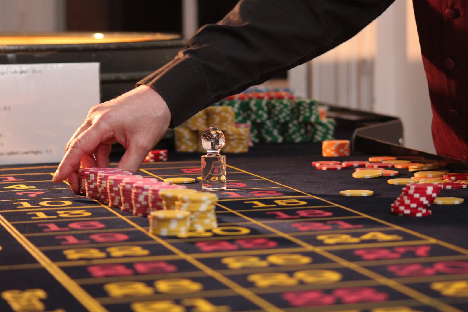 Canon EOS 600D (Rebel EOS T3i / EOS Kiss X5) sample photo. Roulette, table, chips photography
