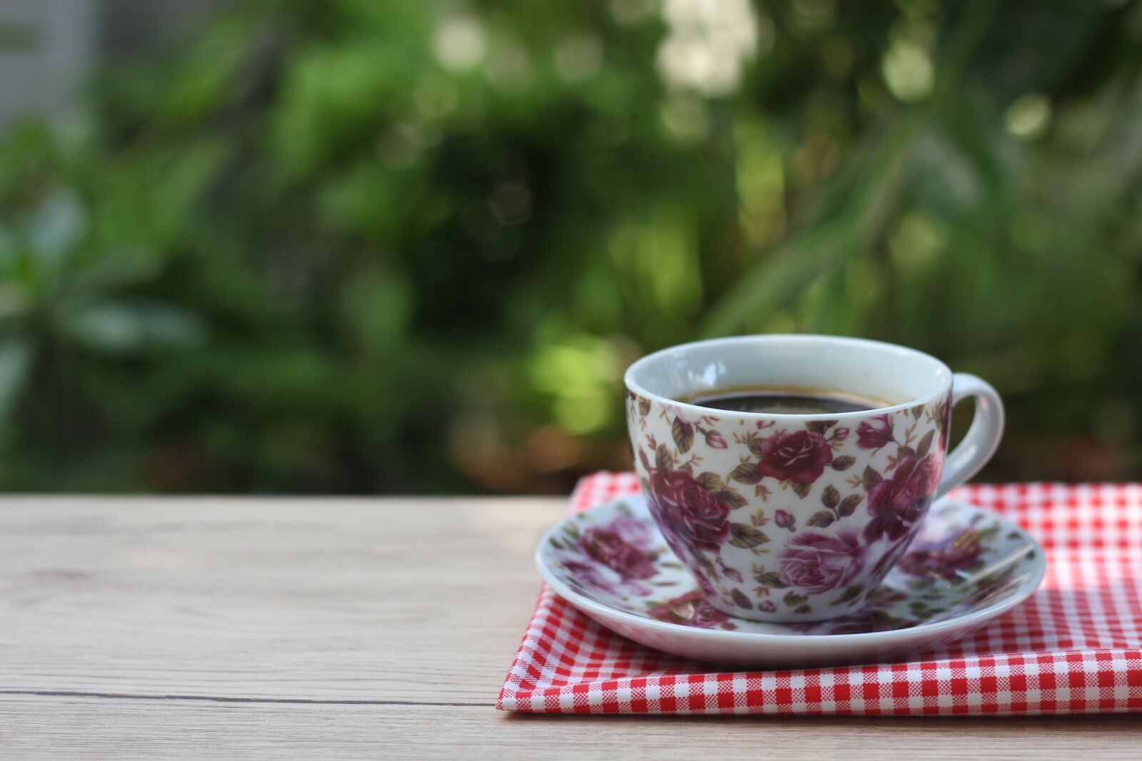 Canon EOS 550D (EOS Rebel T2i / EOS Kiss X4) sample photo. Aroma, background, black photography