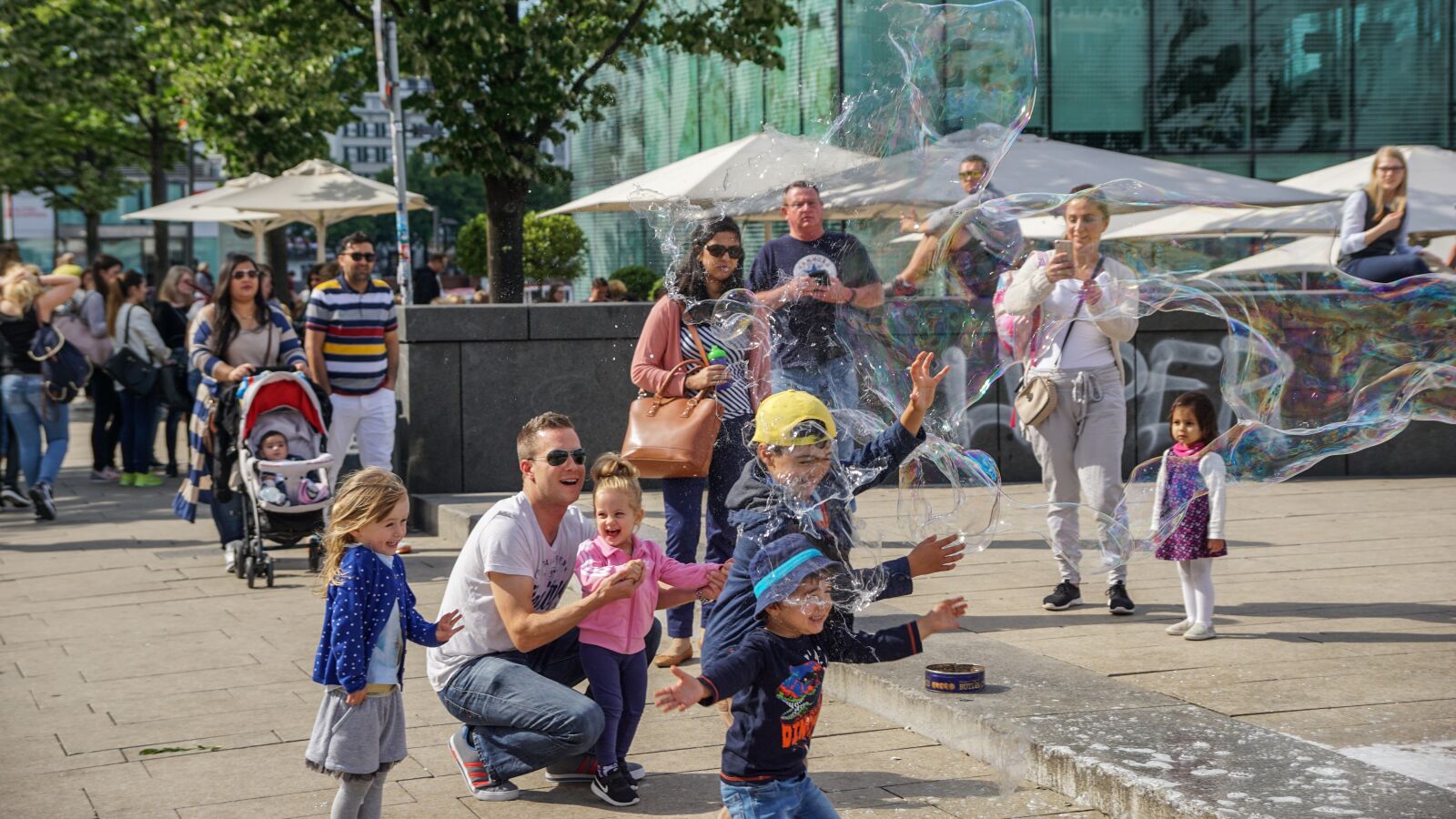 Sony DT 18-135mm F3.5-5.6 SAM sample photo. Hamburg, soap bubble, children photography