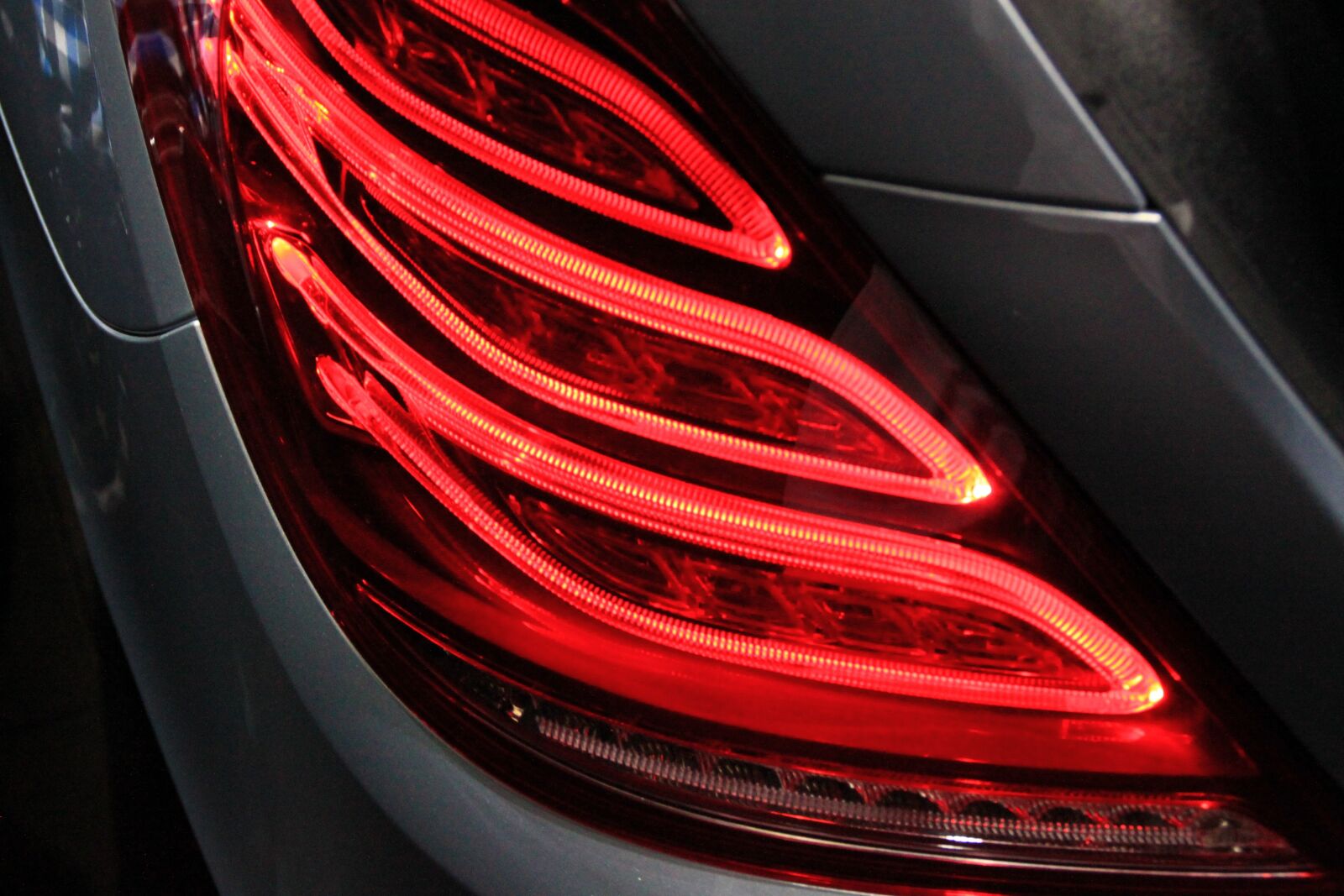 Canon EOS 500D (EOS Rebel T1i / EOS Kiss X3) sample photo. Automotive, tail lights, mercedes-benz photography