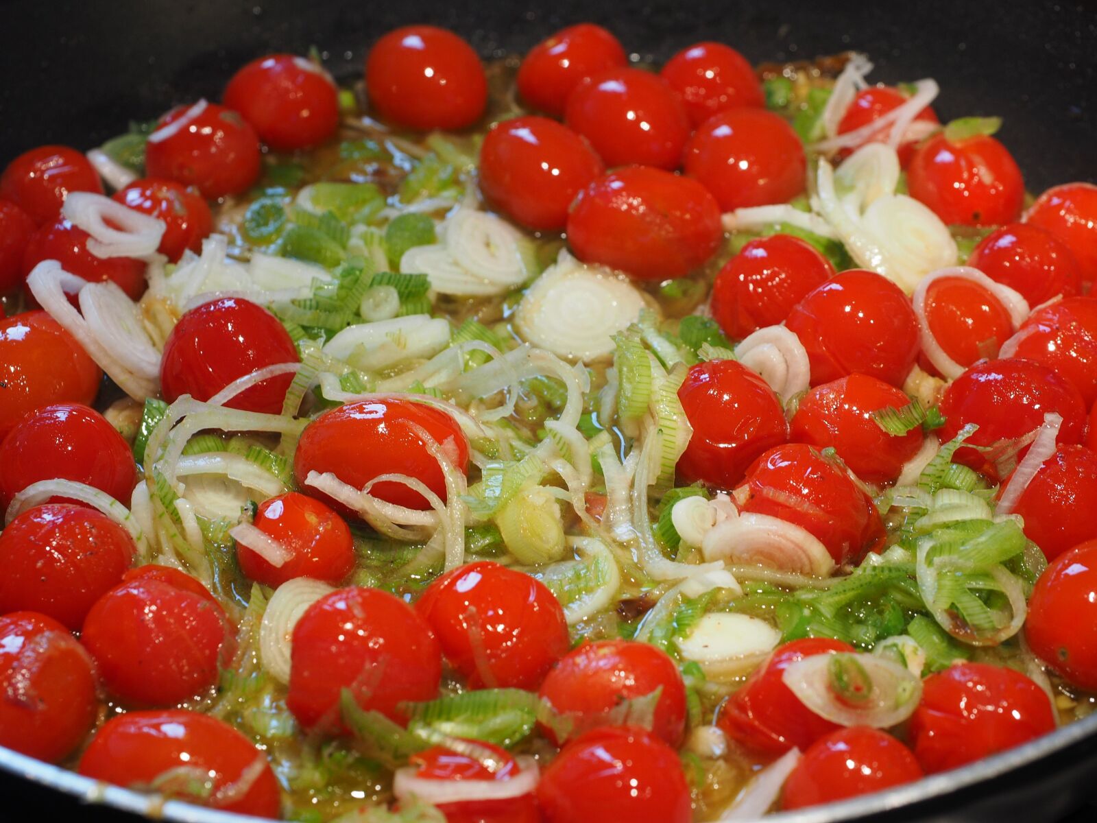 Olympus OM-D E-M1 + Olympus M.Zuiko Digital ED 12-40mm F2.8 Pro sample photo. Vegetable pan, tomatoes, leek photography