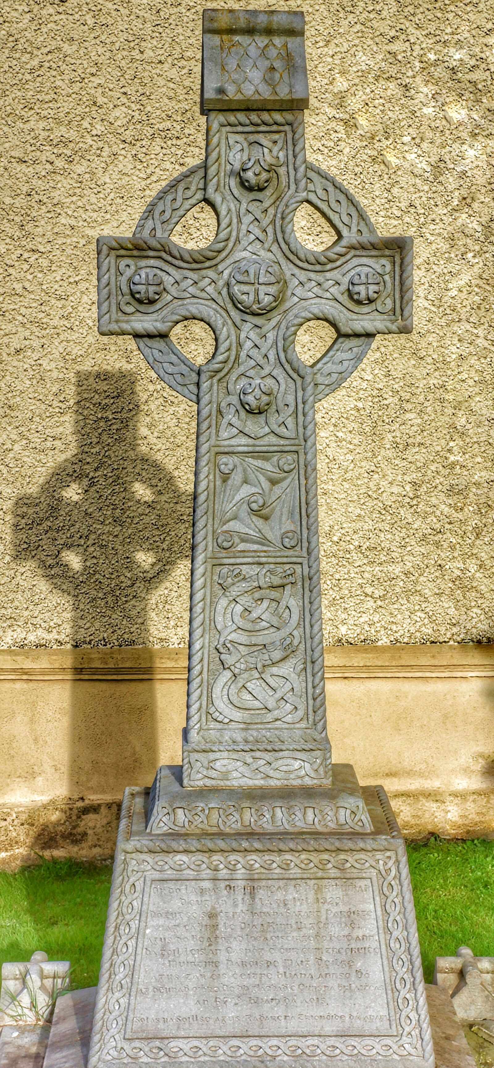 Sony Alpha NEX-7 + Sony E 18-55mm F3.5-5.6 OSS sample photo. Celtic, cross, headstone photography