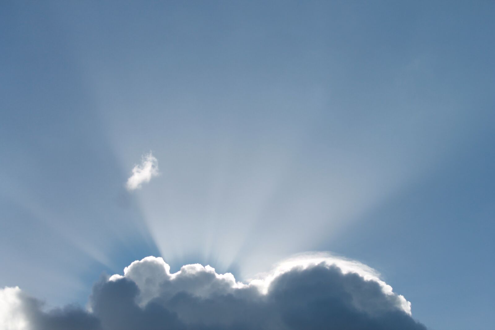 Canon EOS 1100D (EOS Rebel T3 / EOS Kiss X50) sample photo. Sun rays, clouds, blue photography