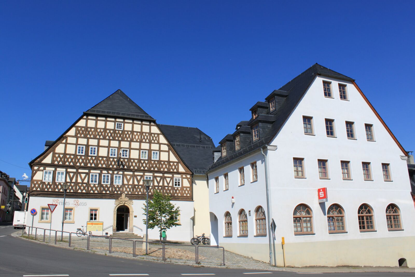 Canon EOS 500D (EOS Rebel T1i / EOS Kiss X3) sample photo. Truss, building, marketplace photography