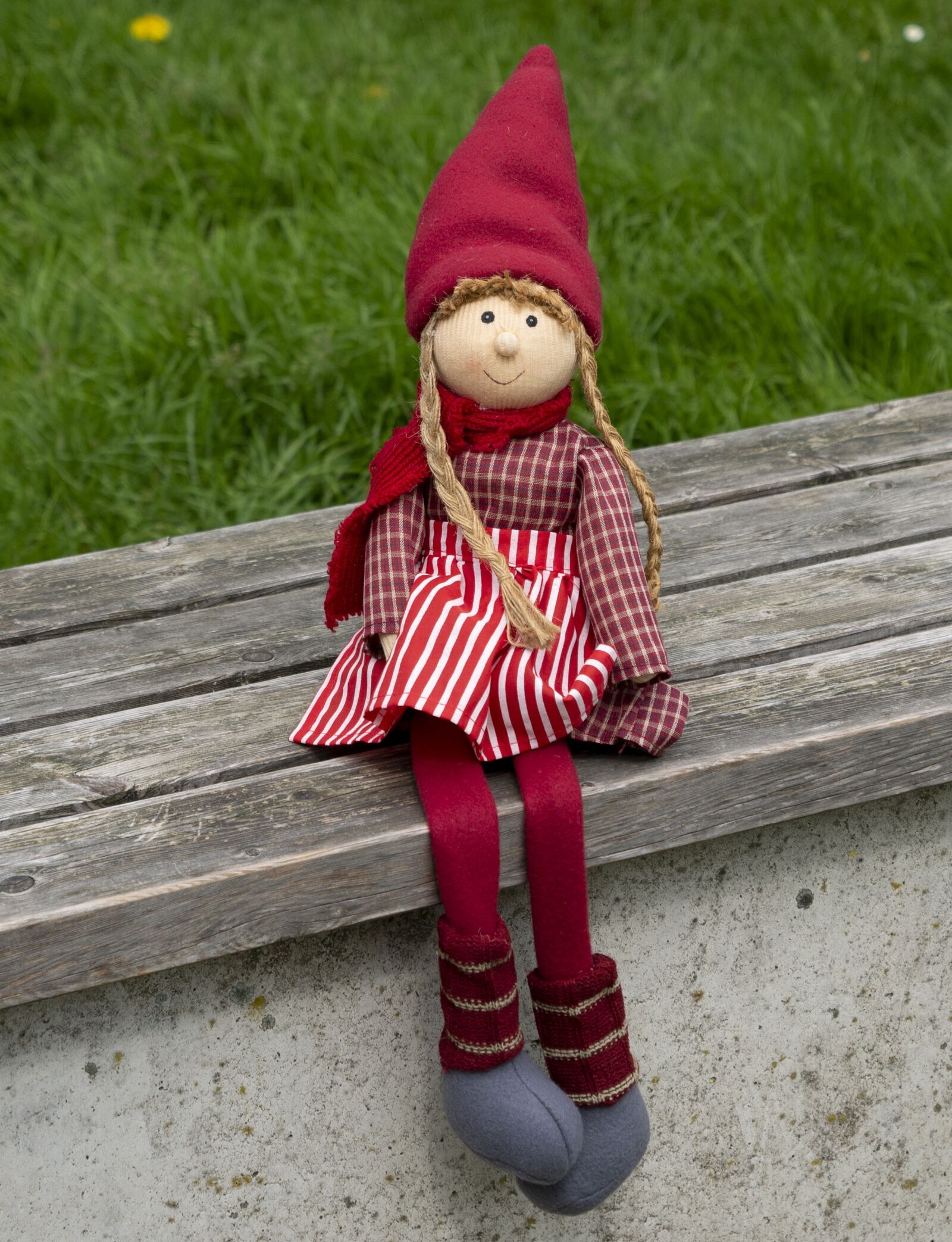 LEICA DG 12-60/F2.8-4.0 sample photo. Child, pleasure, scarf photography