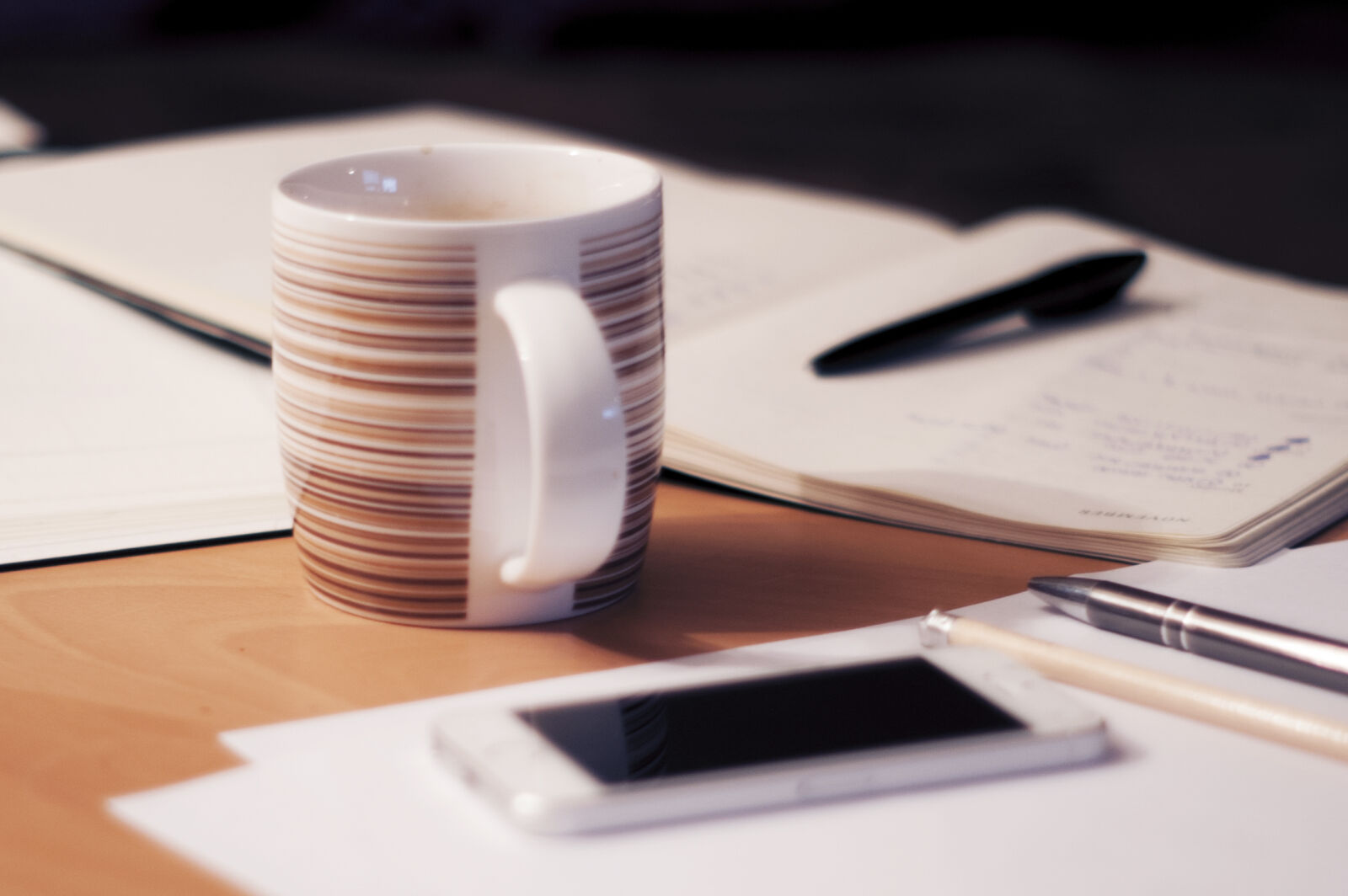 KONICA MINOLTA DYNAX 7D sample photo. Desk, mug, notes, office photography
