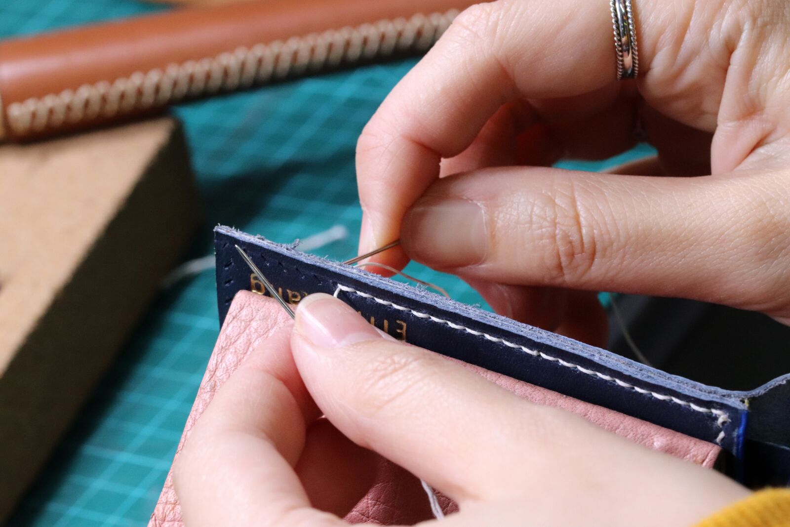 Canon EOS 800D (EOS Rebel T7i / EOS Kiss X9i) sample photo. Leather craft, hand, tool photography