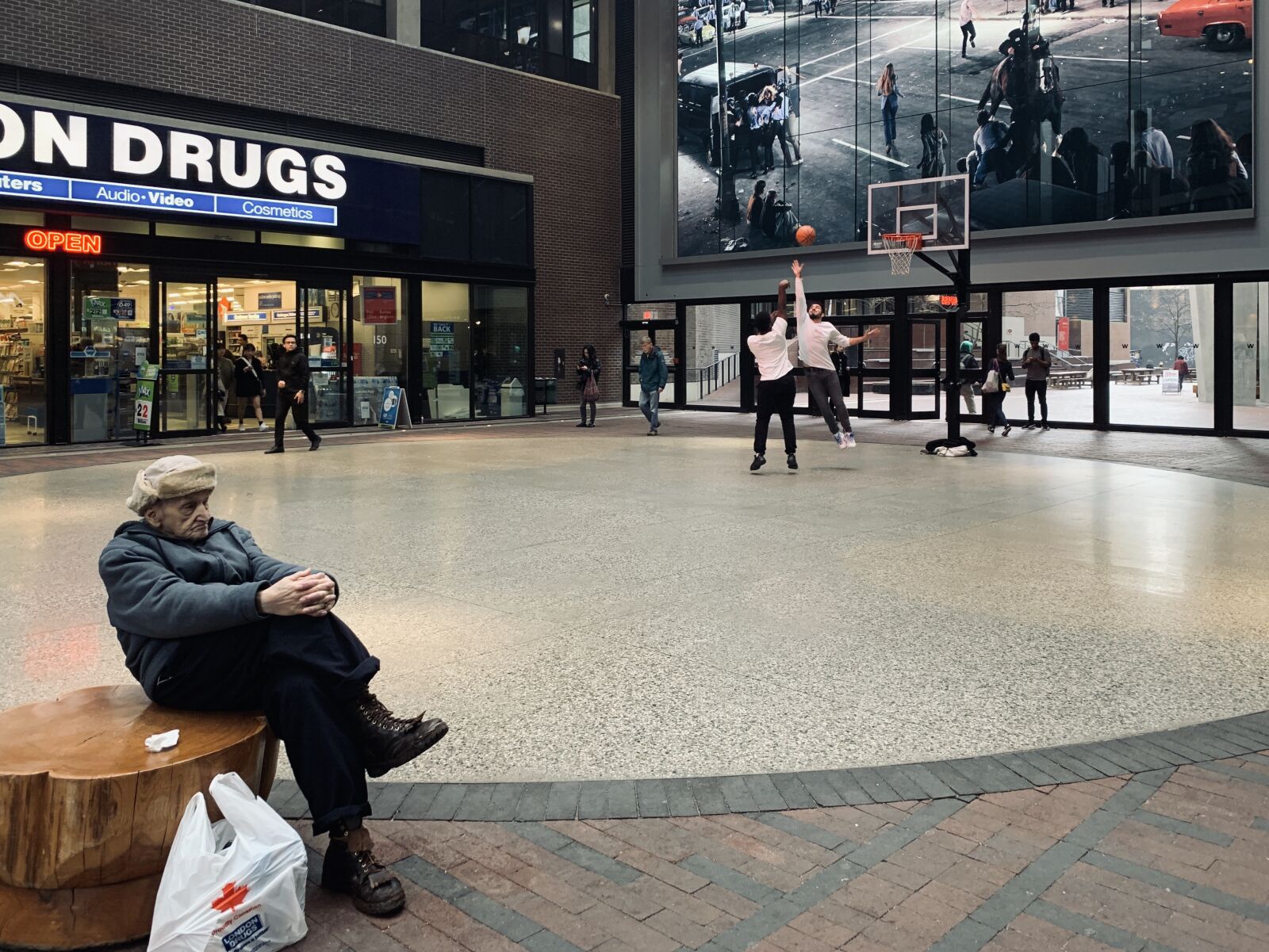 Apple iPhone XS sample photo. Street, moment, people photography