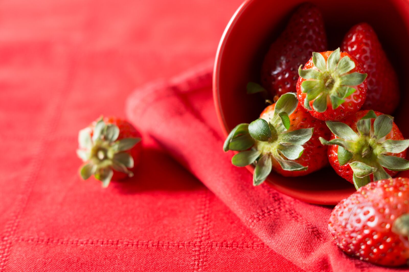 Sony SLT-A58 + Sony DT 50mm F1.8 SAM sample photo. Red, strawberries, romantic photography