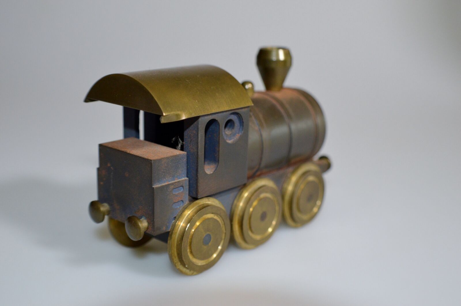 Nikon D3200 sample photo. Locomotive, brass, iron photography