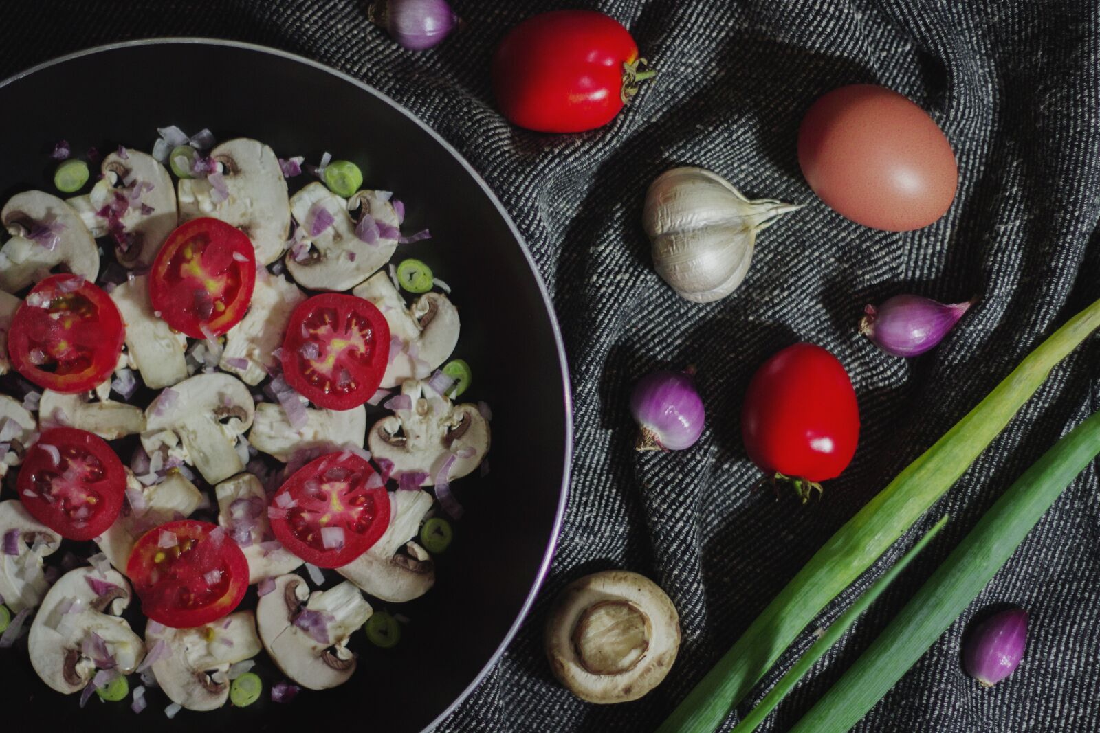 Canon EOS 600D (Rebel EOS T3i / EOS Kiss X5) + Canon EF 50mm F1.8 II sample photo. Flatlay, ingredients, egg photography