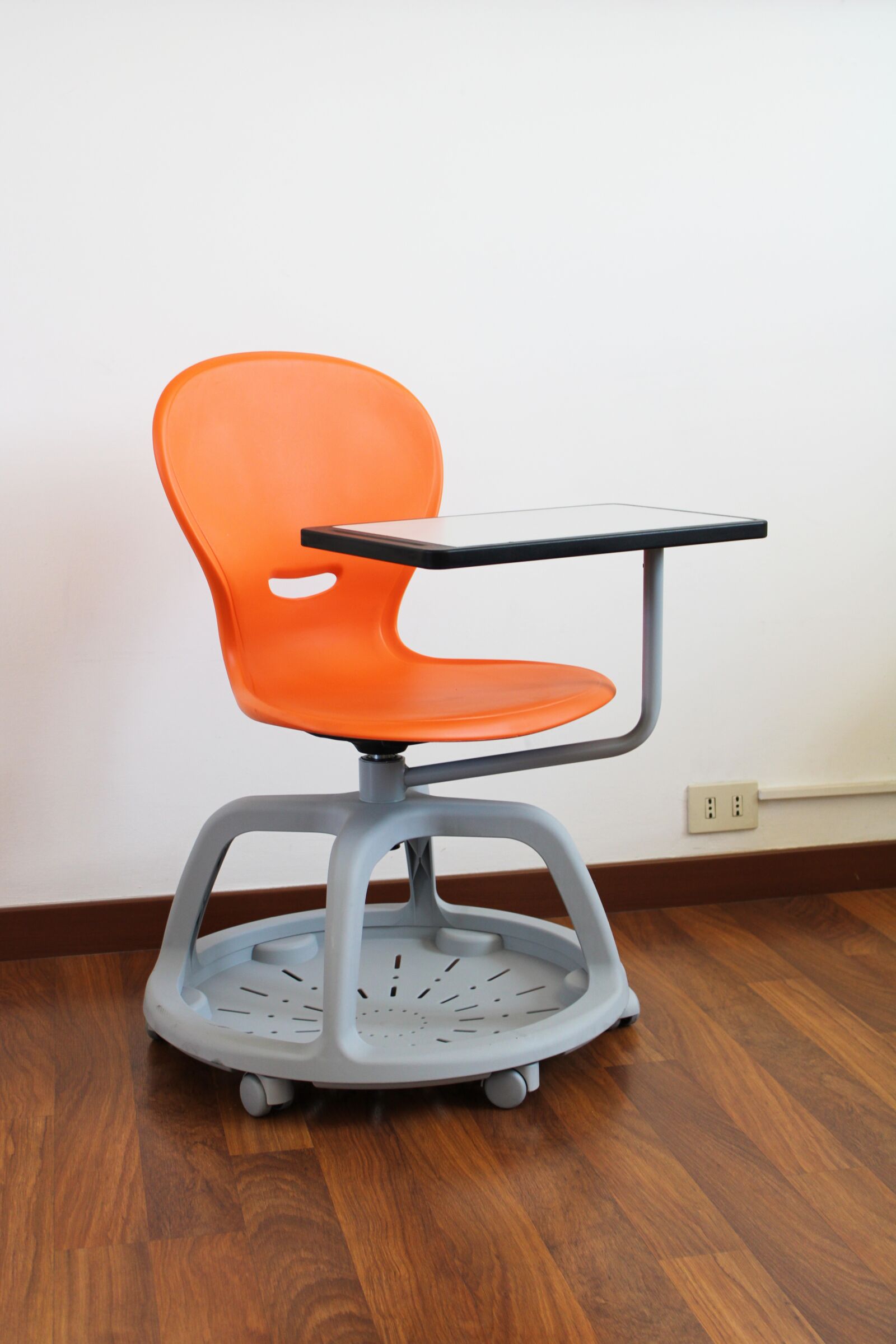 Canon EOS 2000D (EOS Rebel T7 / EOS Kiss X90 / EOS 1500D) sample photo. Chair, school, student photography