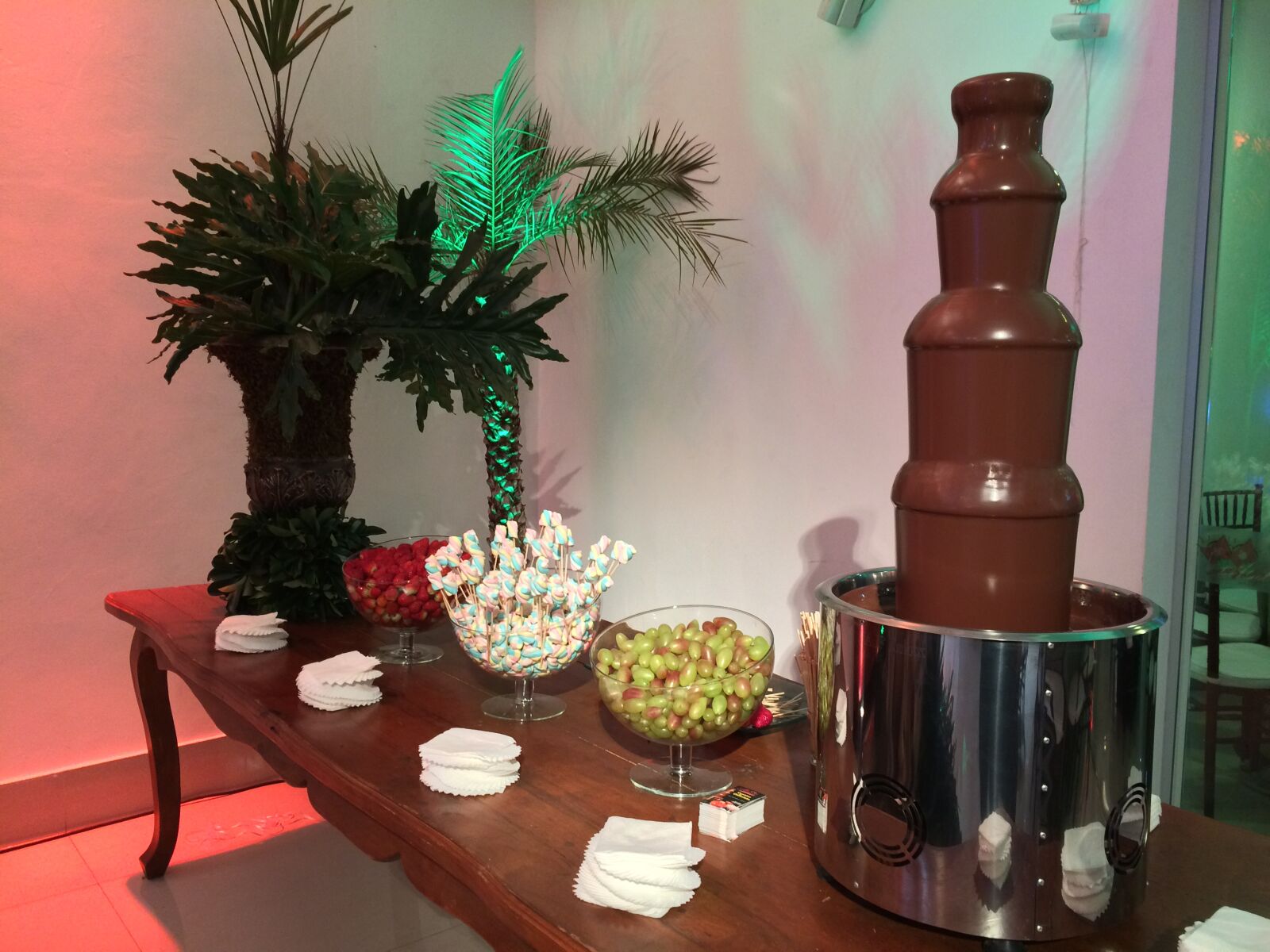 iPhone 5s back camera 4.15mm f/2.2 sample photo. Cascade, chocolate, party photography