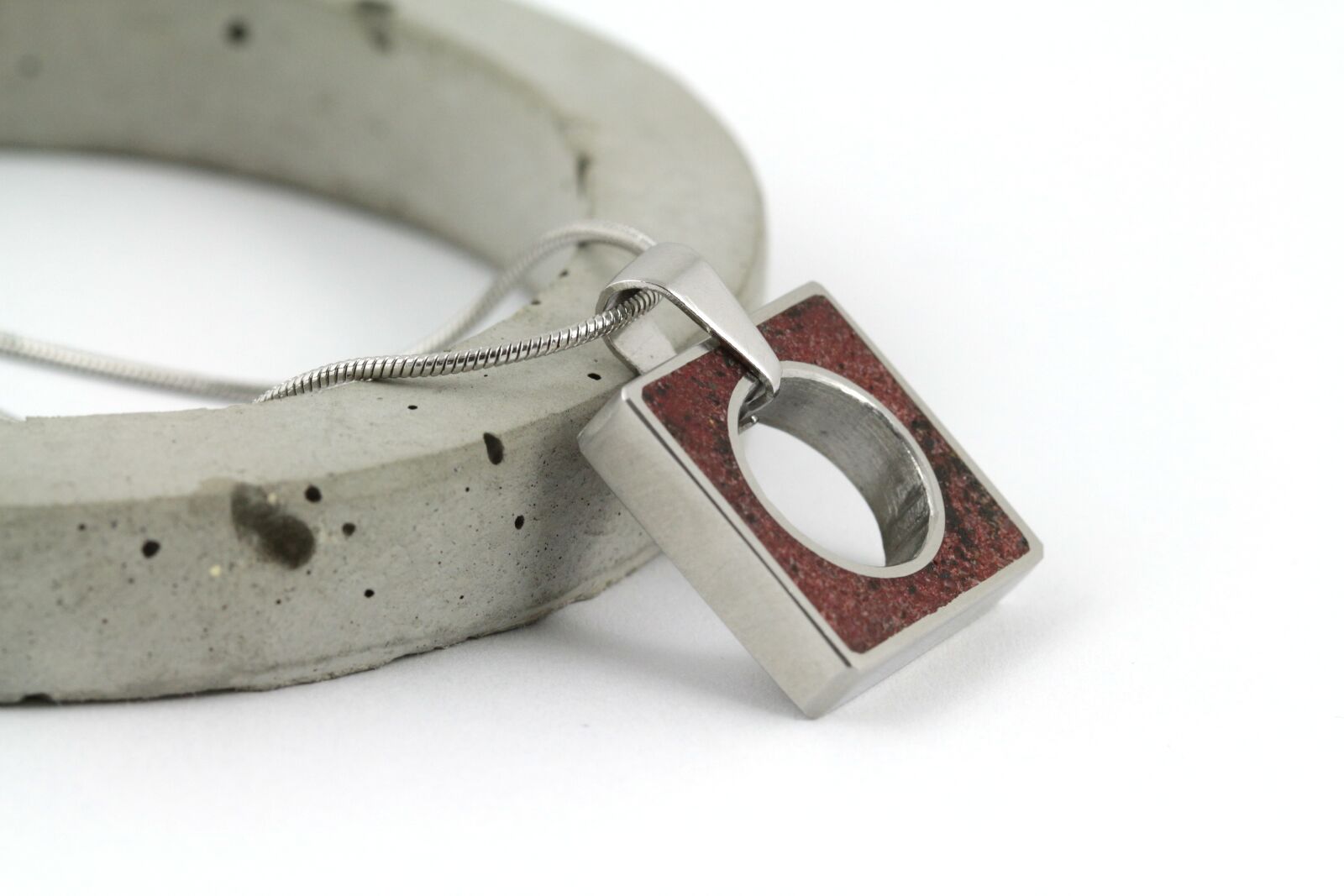 Canon EOS 700D (EOS Rebel T5i / EOS Kiss X7i) sample photo. Concrete, necklace, style photography