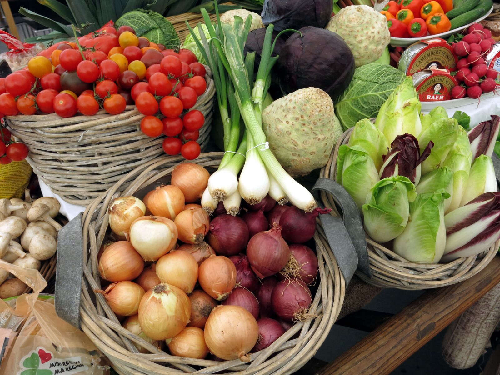 Canon PowerShot G15 sample photo. Vegetables, tomatoes, leek photography