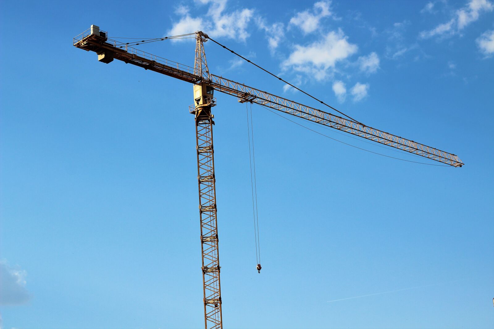 Canon EOS 600D (Rebel EOS T3i / EOS Kiss X5) + Canon EF 50mm F1.8 II sample photo. Crane, building, construction photography