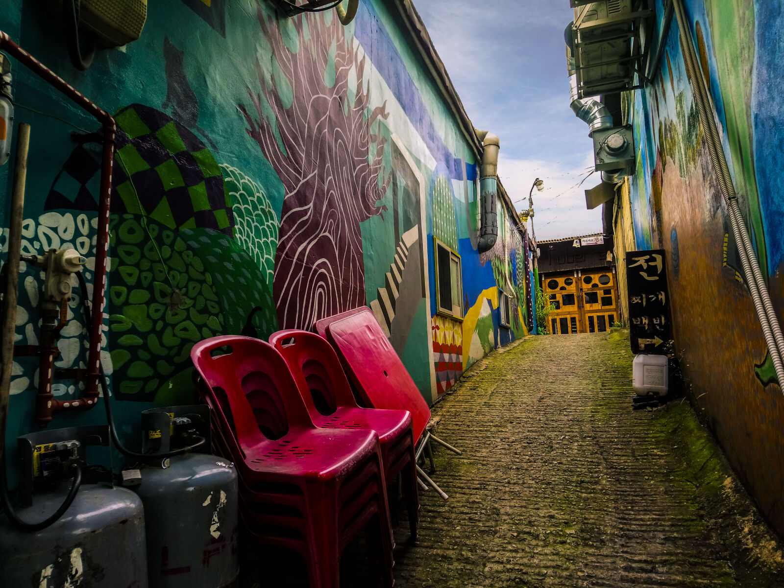 Sony Xperia XA1 Ultra sample photo. Alley, art, chairs, color photography