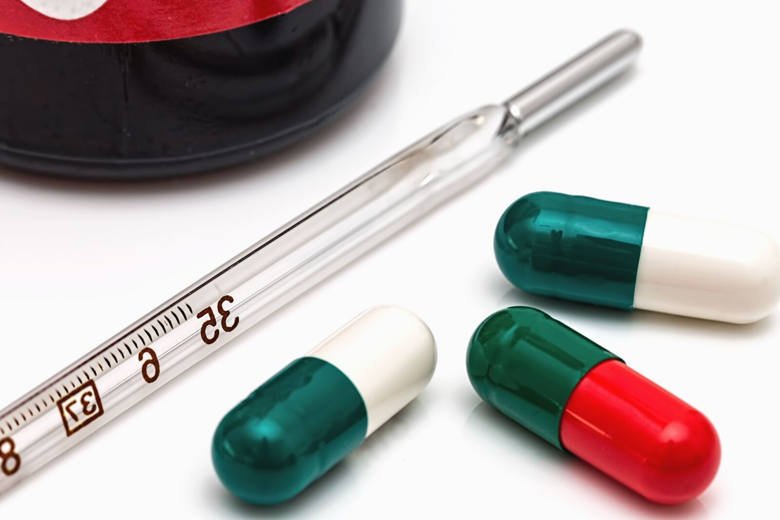 Canon EOS 70D sample photo. Medicine, pill, thermometer, temperature photography
