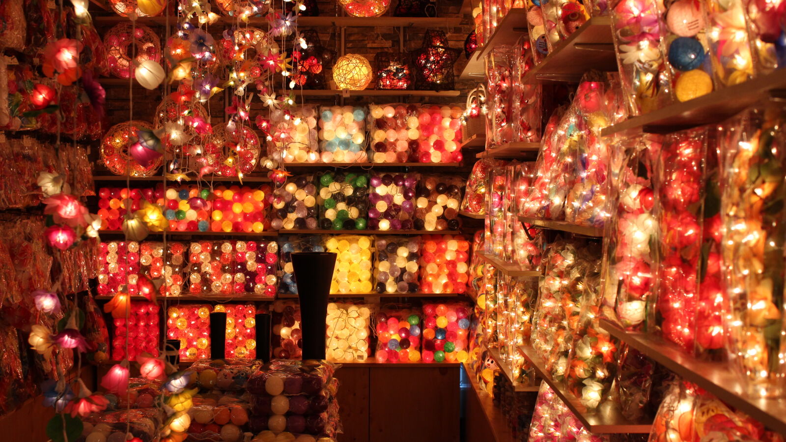 Canon EOS 600D (Rebel EOS T3i / EOS Kiss X5) sample photo. Light, store, lights, store photography