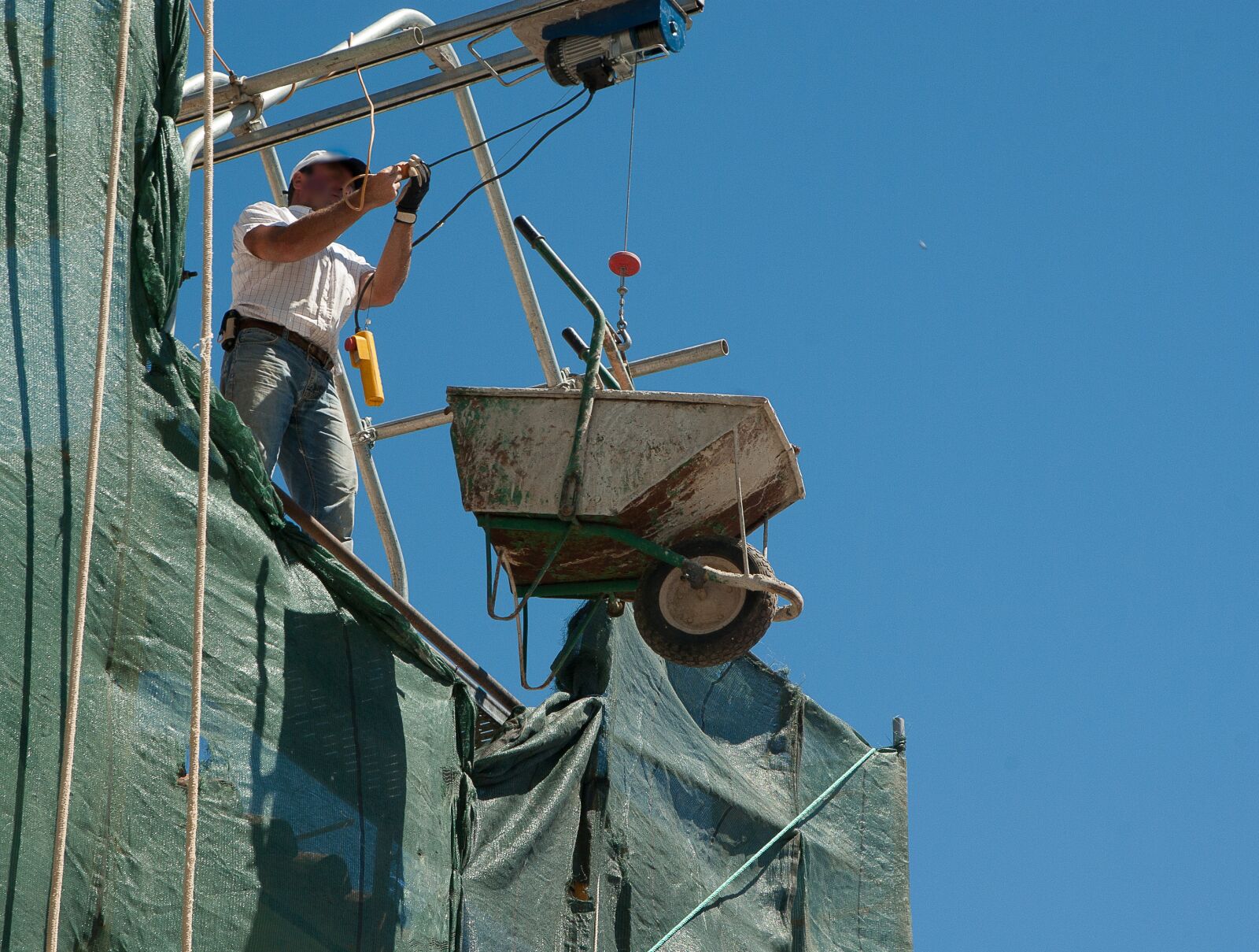 Pentax K10D sample photo. Macon, wheelbarrow, building photography