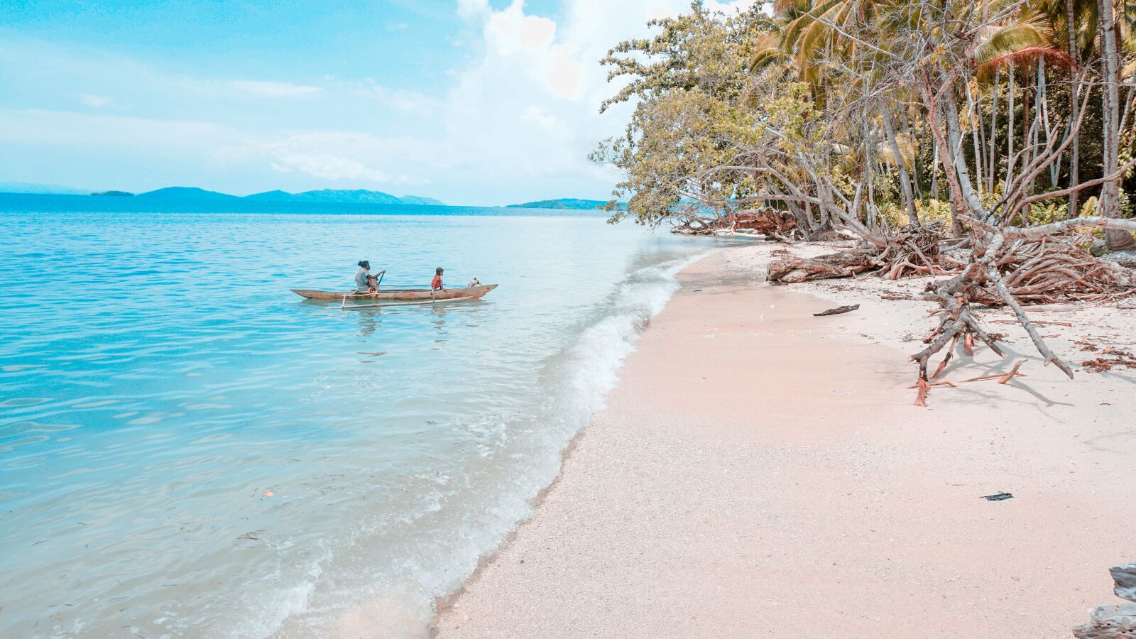 Sony E 16-50mm F3.5-5.6 PZ OSS sample photo. Boat, beach, travel photography
