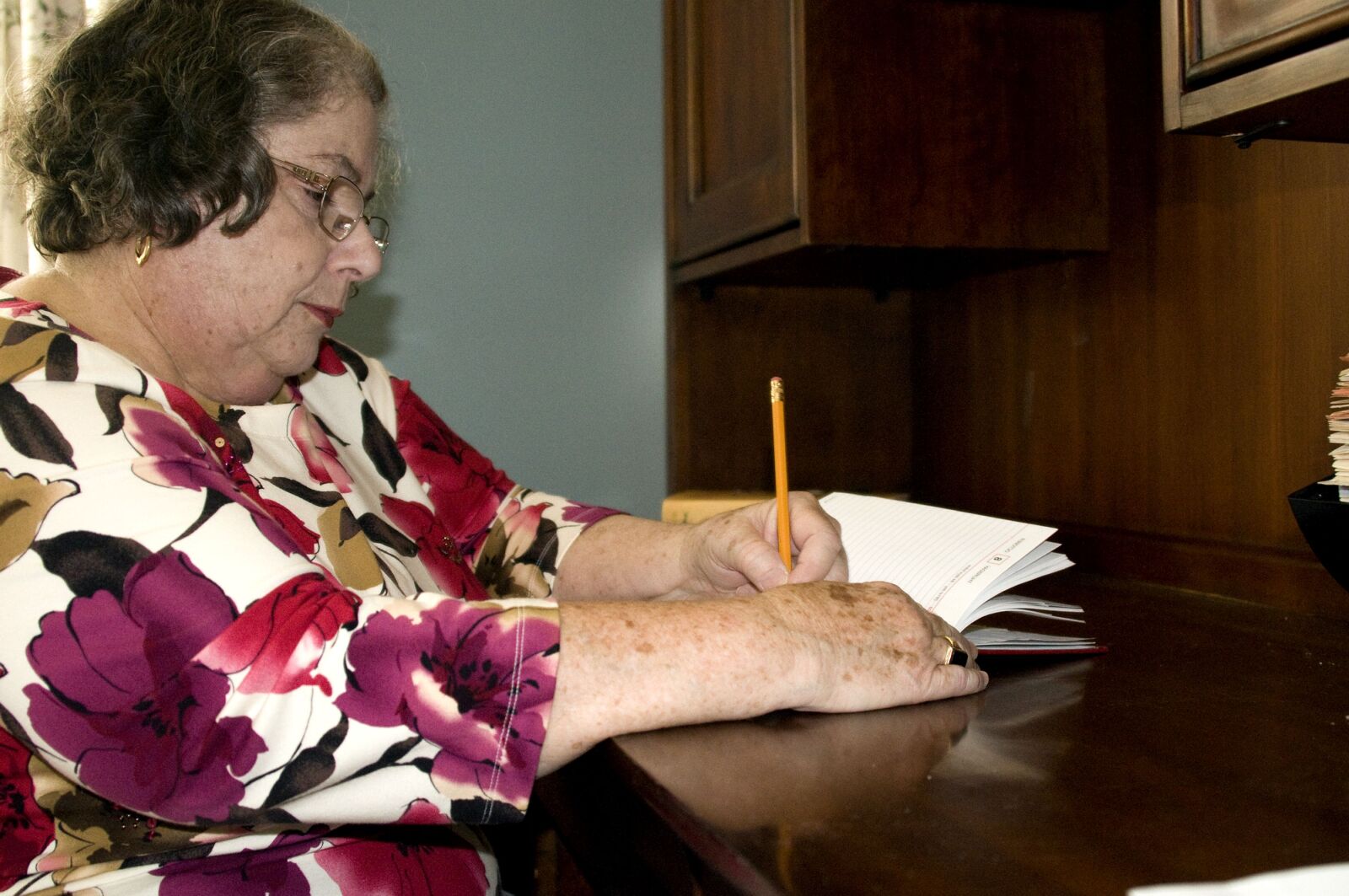 Nikon D300 sample photo. Woman, sitting, home, desk photography