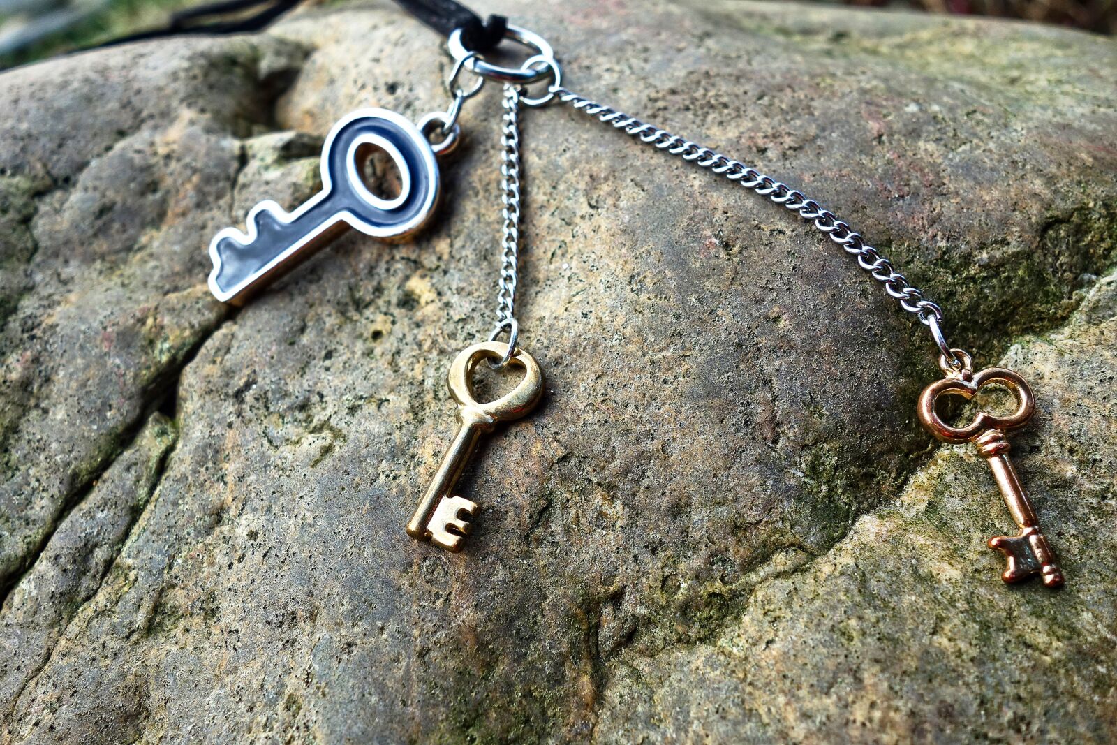 Sony Cyber-shot DSC-RX100 sample photo. Key, necklace, chain photography