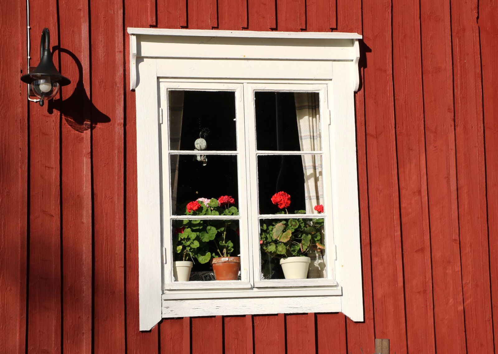 Canon EOS 750D (EOS Rebel T6i / EOS Kiss X8i) sample photo. Window, old, cottage photography
