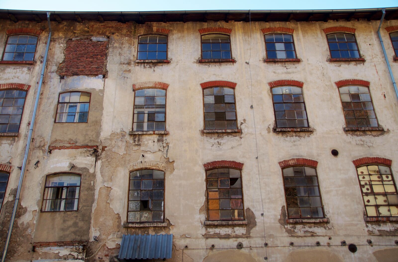 Sony SLT-A58 sample photo. Old, building, factory photography