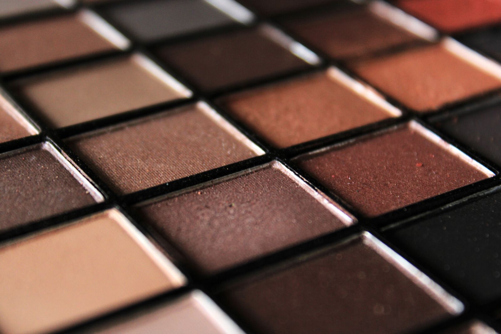 Canon EOS 2000D (EOS Rebel T7 / EOS Kiss X90 / EOS 1500D) sample photo. Eye shadow, cosmetics, color photography