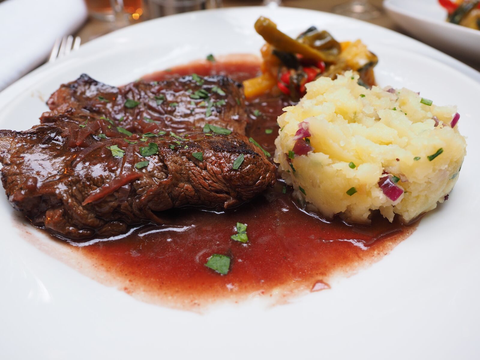 Olympus OM-D E-M1 + Olympus M.Zuiko Digital ED 12-40mm F2.8 Pro sample photo. Sirloin, fry, beef photography