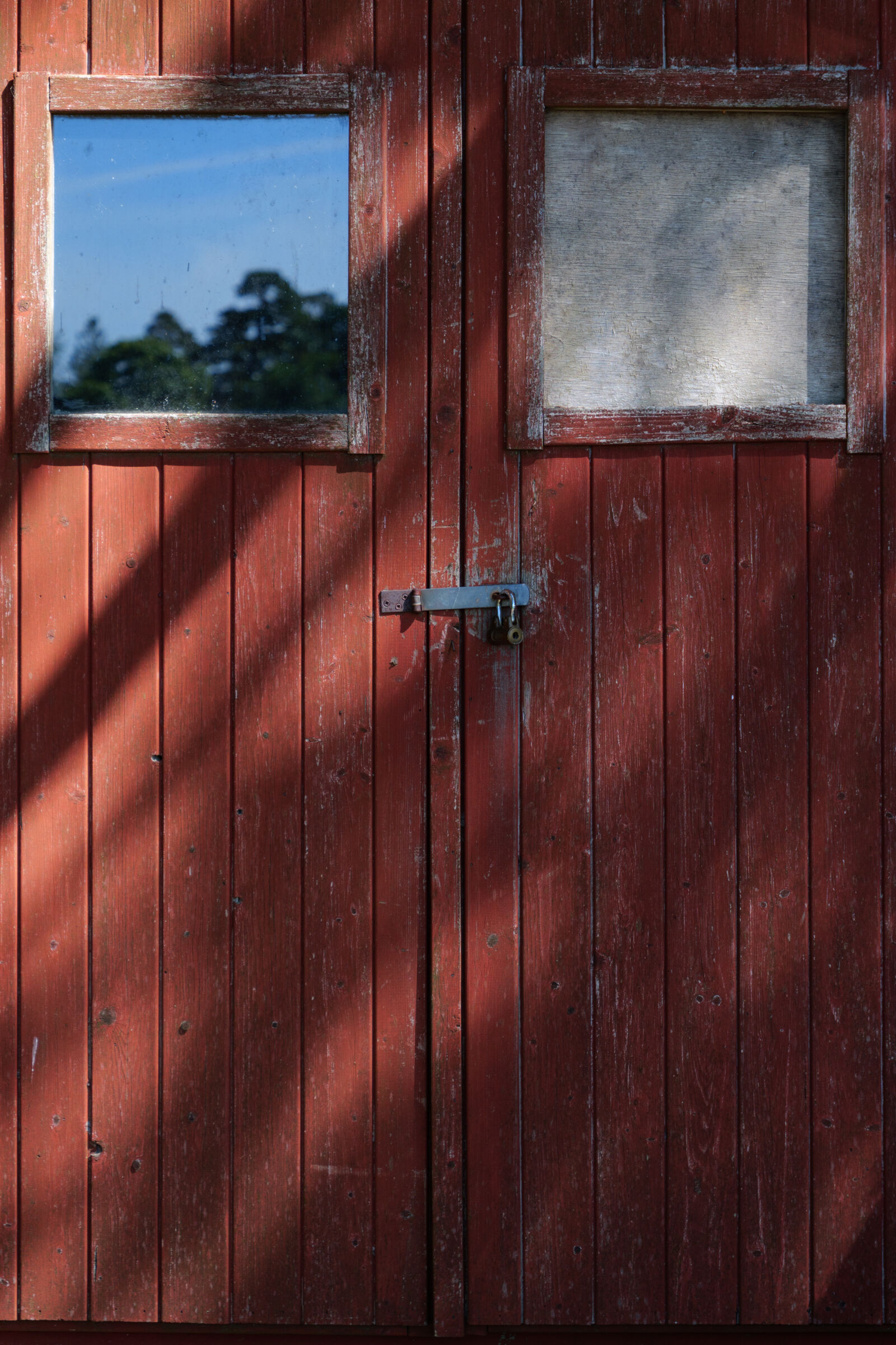 Panasonic Lumix DC-G9 II sample photo. Shadow door photography