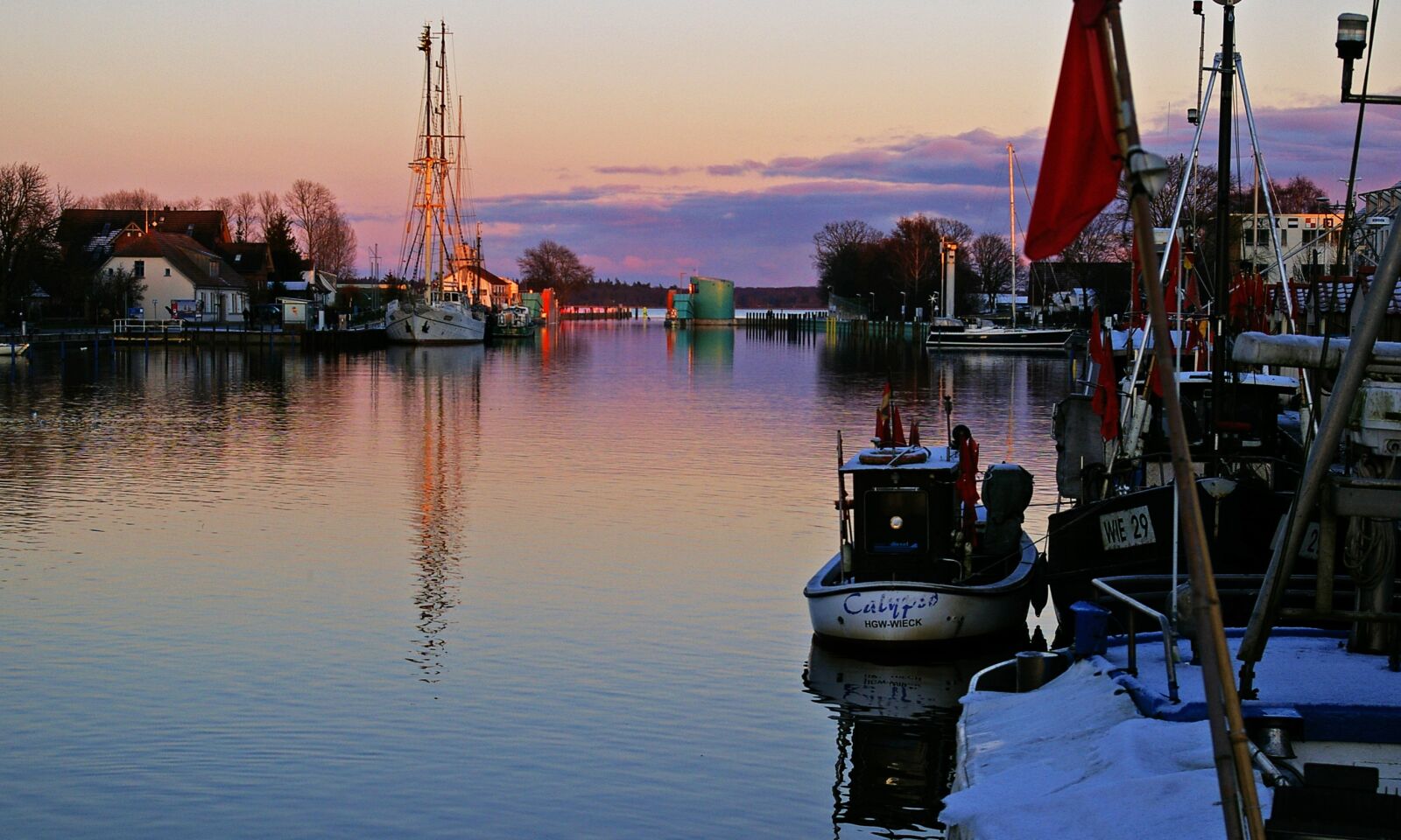 Pentax *ist DL2 sample photo. Waters, ship, transport system photography