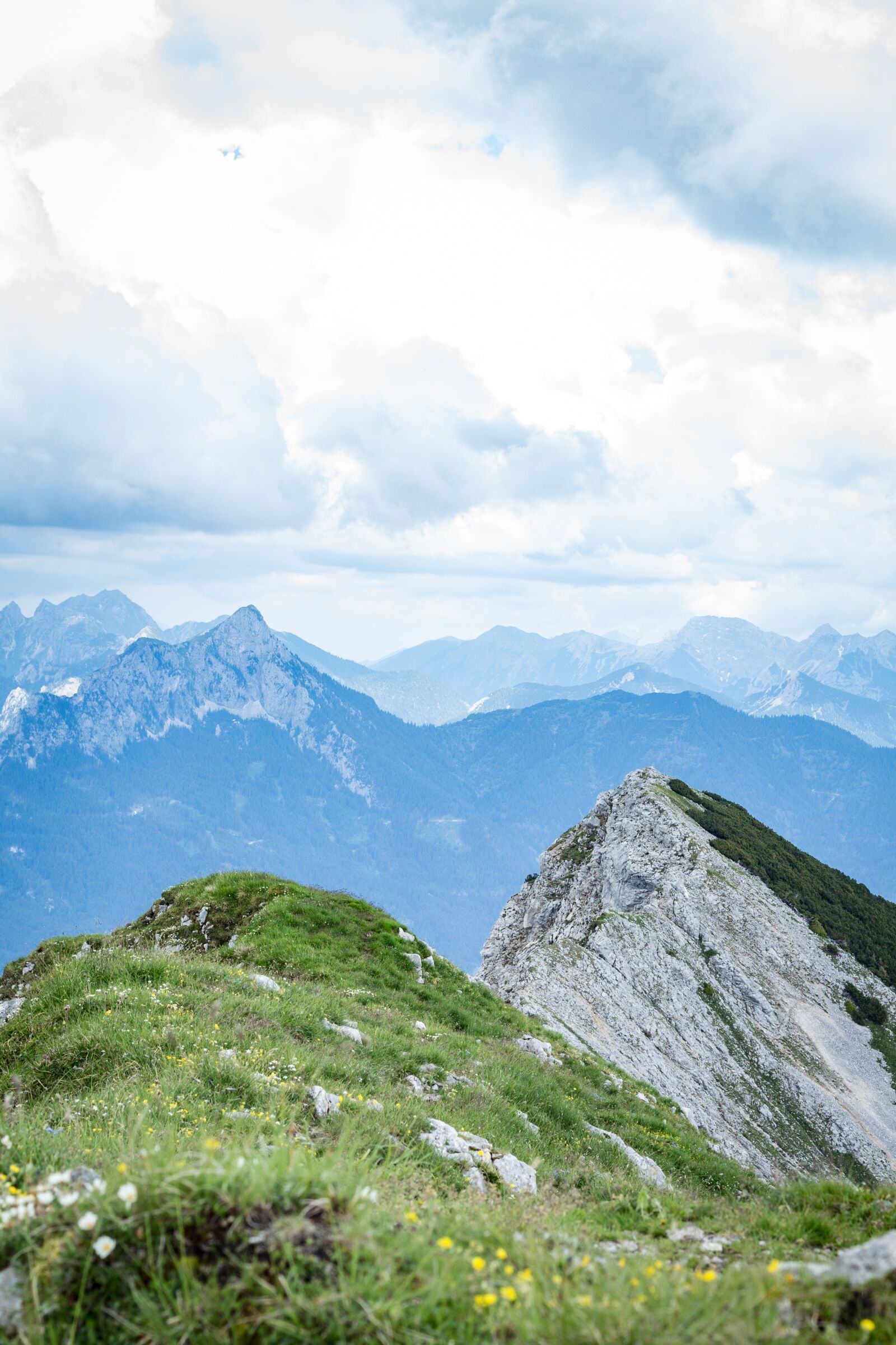 Canon EOS 700D (EOS Rebel T5i / EOS Kiss X7i) + Canon EF 50mm F1.8 II sample photo. Mountains, hiking, alpine photography