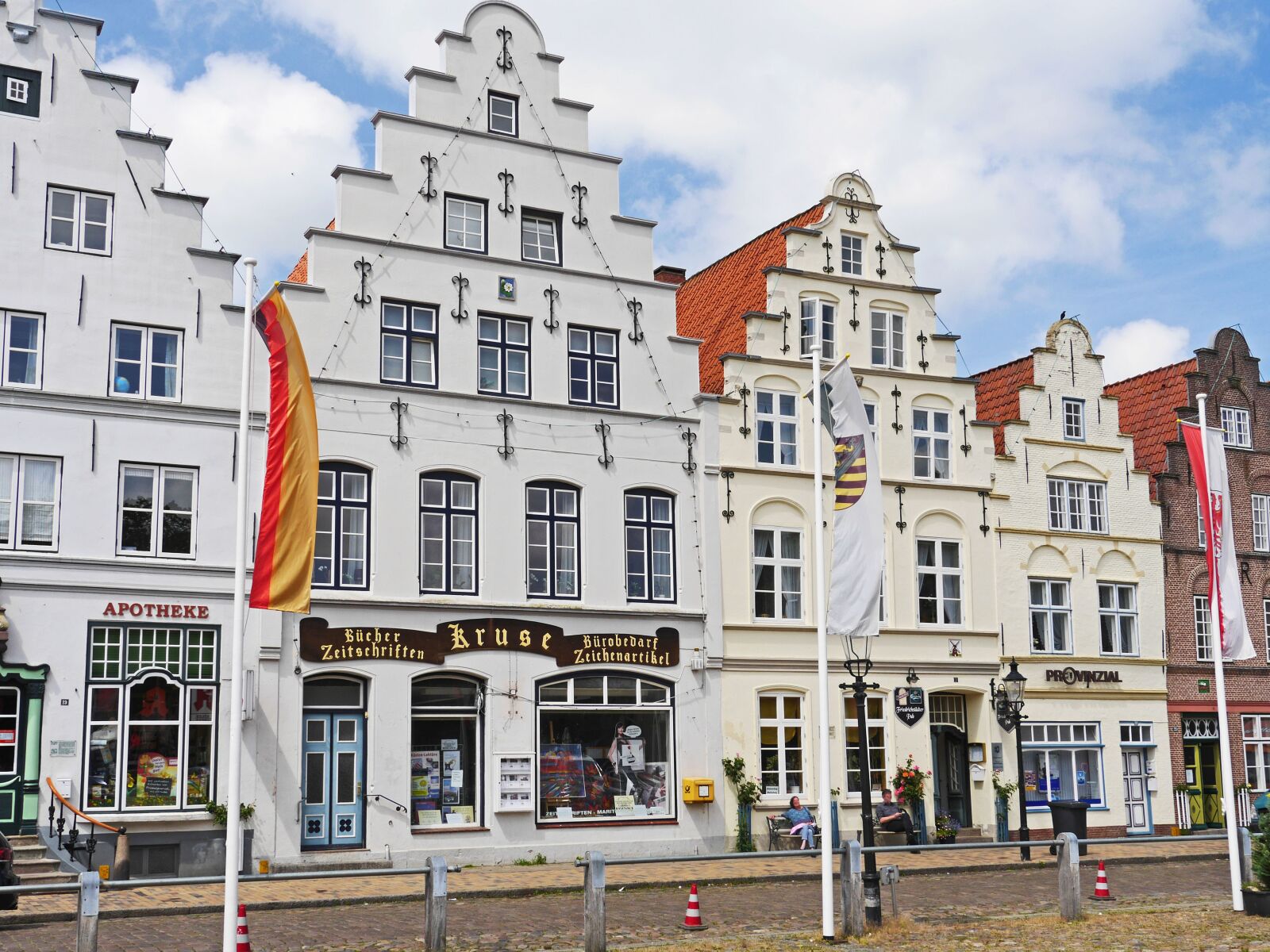 Panasonic Lumix DMC-GH3 sample photo. Friedrichstadt, townhouses, marketplace photography