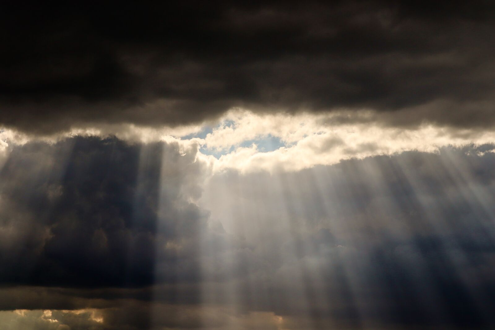 Canon EOS 200D (EOS Rebel SL2 / EOS Kiss X9) sample photo. Sunbeam, clouds, wolkenloch photography