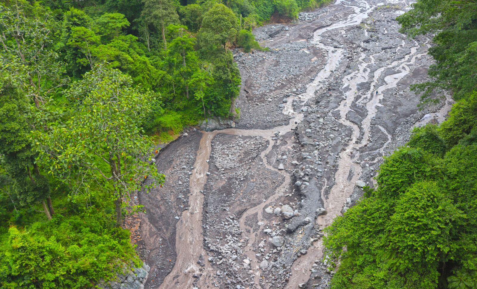 Canon EOS 200D (EOS Rebel SL2 / EOS Kiss X9) sample photo. River, mountain, semeru river photography