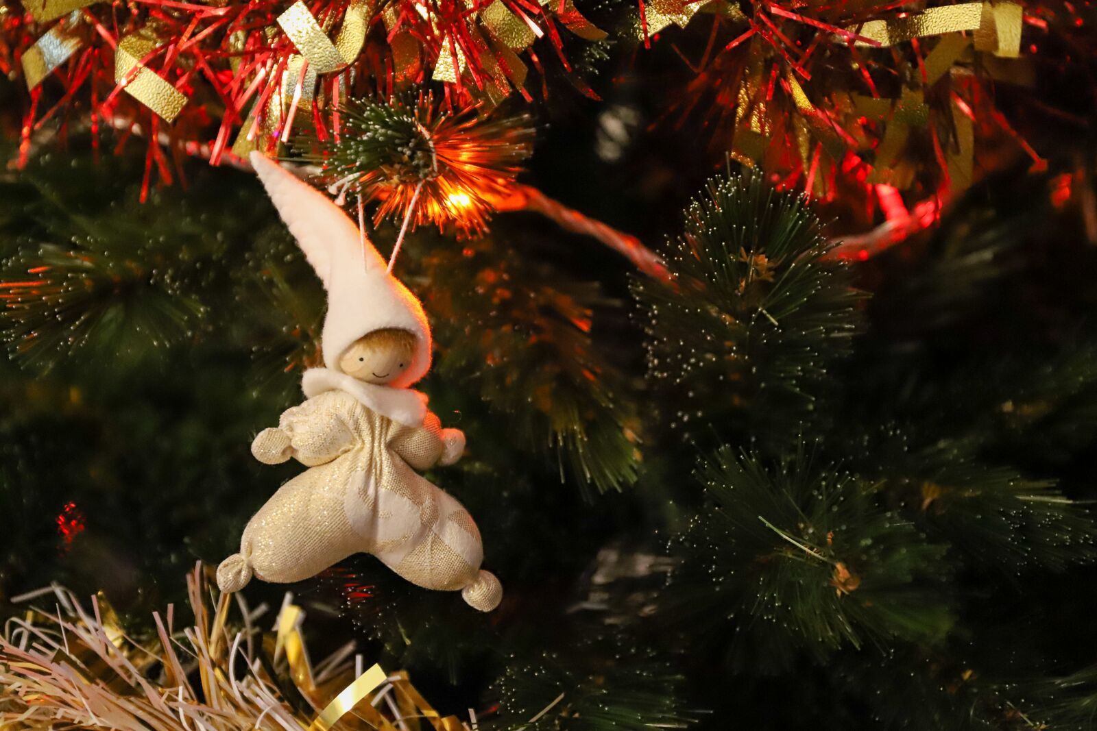 Canon EOS 6D Mark II + Canon EF 24-70mm F4L IS USM sample photo. Decoration, christmas, angel photography