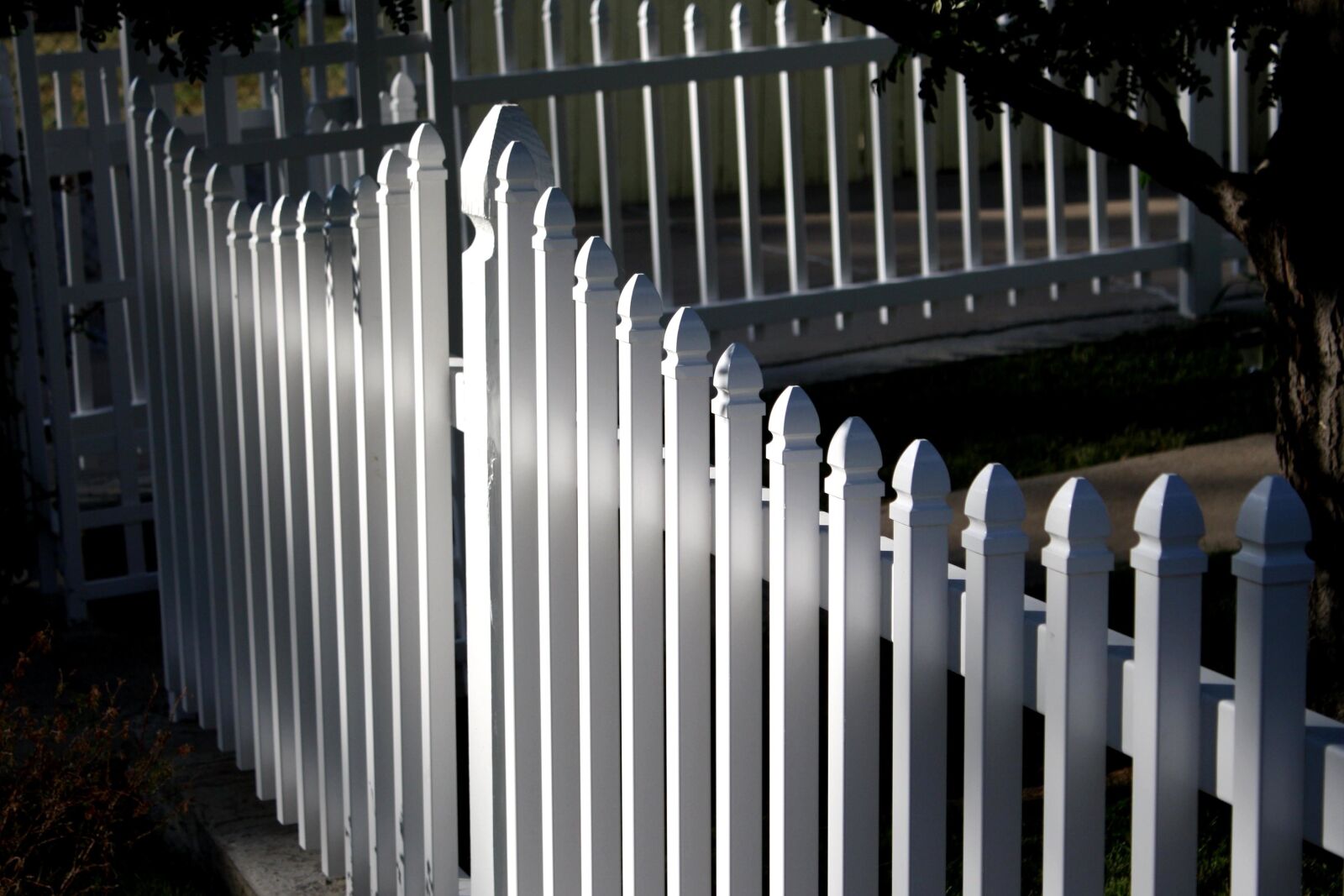 f/3.5-5.6 IS sample photo. White, picket fence, wooden photography