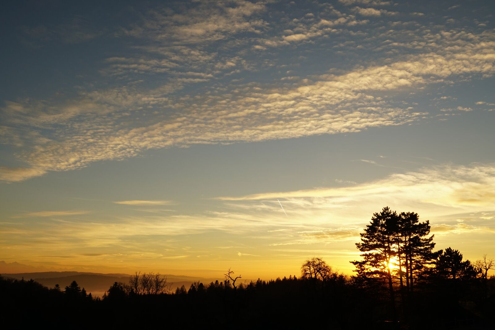 Sony a6300 + Sony Vario Tessar T* FE 24-70mm F4 ZA OSS sample photo. Sunset, evening sky, clouds photography