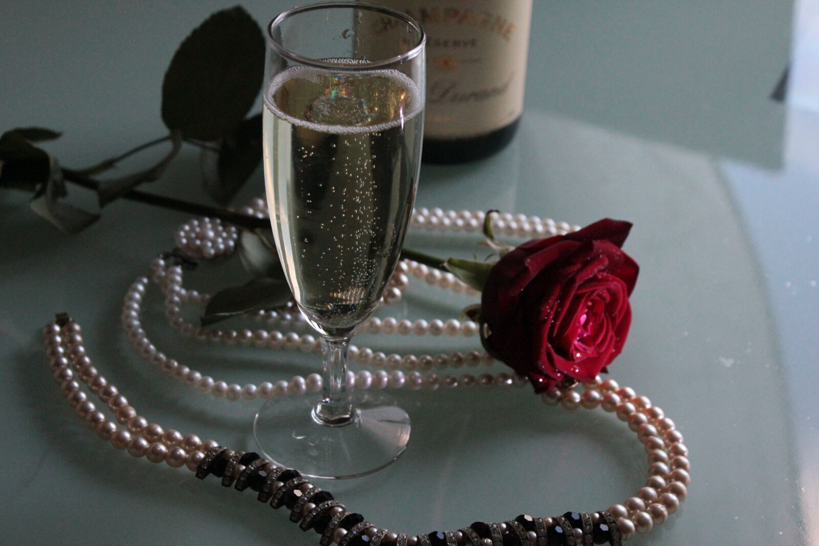 Canon EOS 550D (EOS Rebel T2i / EOS Kiss X4) sample photo. Jewelry, rose, champagne photography