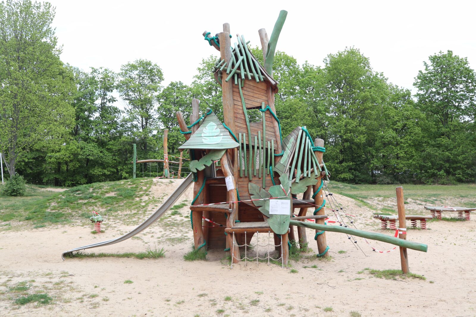 Canon EOS M50 (EOS Kiss M) sample photo. Playground, game device, kletterger photography